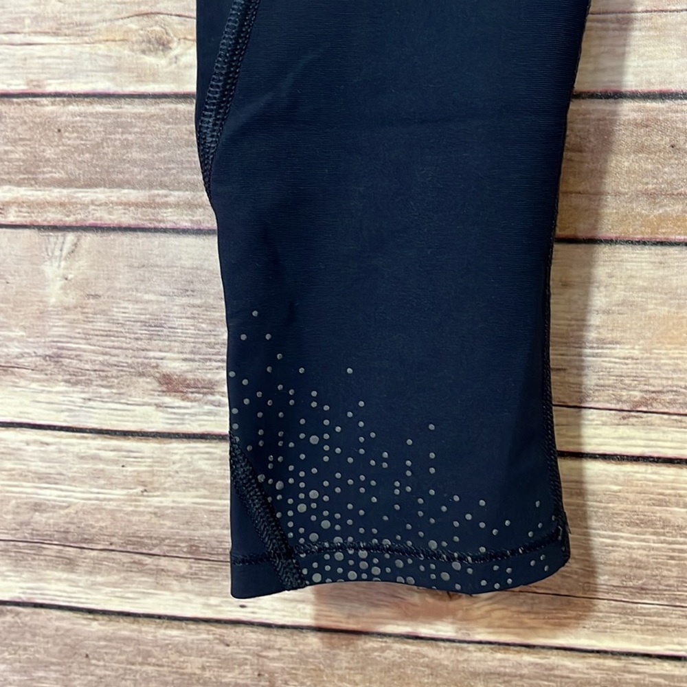 Lululemon Cropped Leggings Navy Blue and Periwinkle Size 4 EUC C1 - Picture 3 of 8
